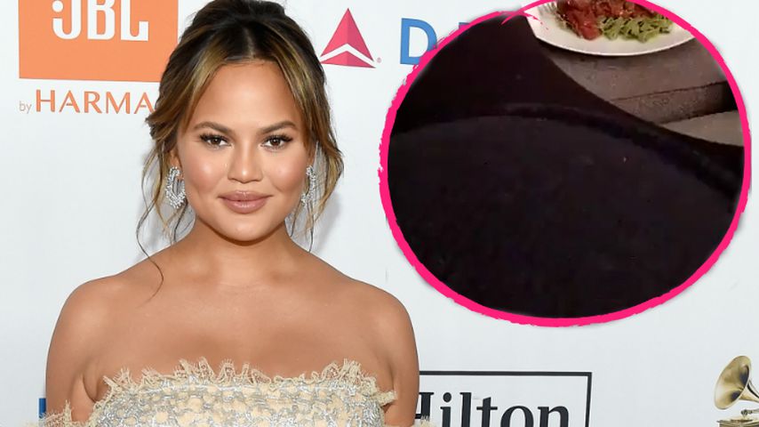 Gespreizte Beine & Babykugel: Was macht Chrissy Teigen bloß?