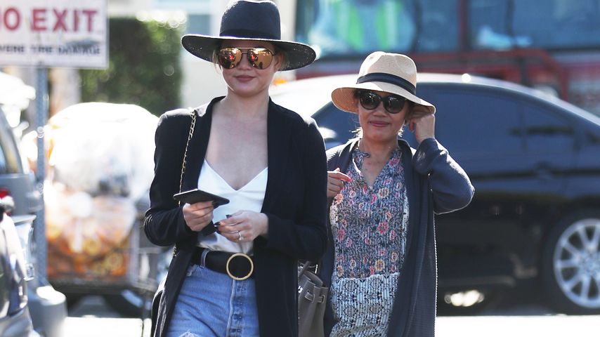 Chrissy Teigen mit ihrer Mutter Viailuck Teigen