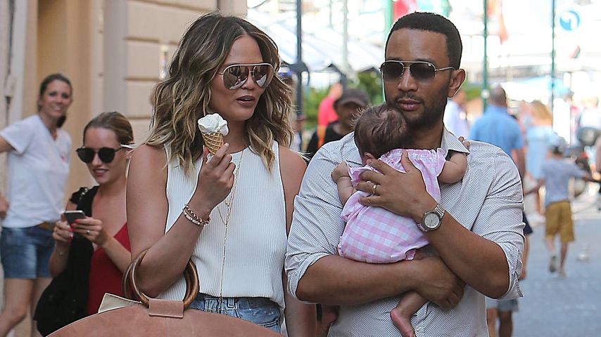 Chrissy Teigen, John Legend und Töchterchen Luna in Frankreich