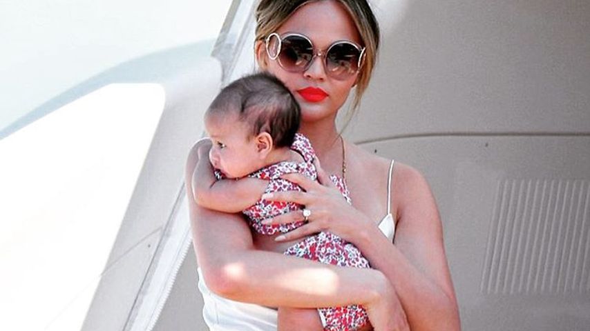 Chrissy Teigen mit ihrer Tochter Luna Simon