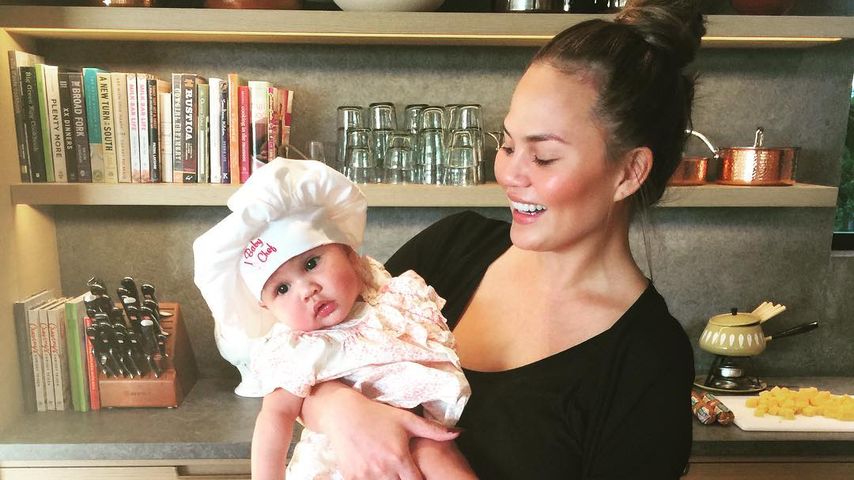 Chrissy Teigen mit Luna beim Kochen