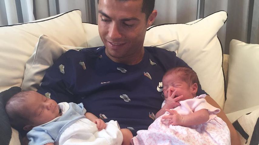 Cristiano Ronaldo mit seinen Zwillingen