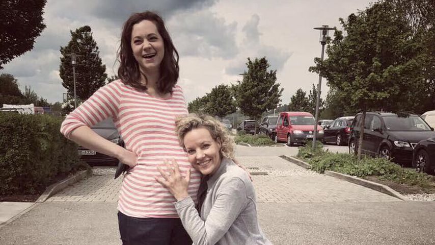 Christin Balogh und Melanie Wiegmann am Set von "Sturm der Liebe"