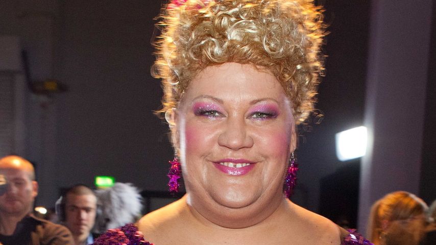Cindy aus Marzahn im Glitzer-Kleid