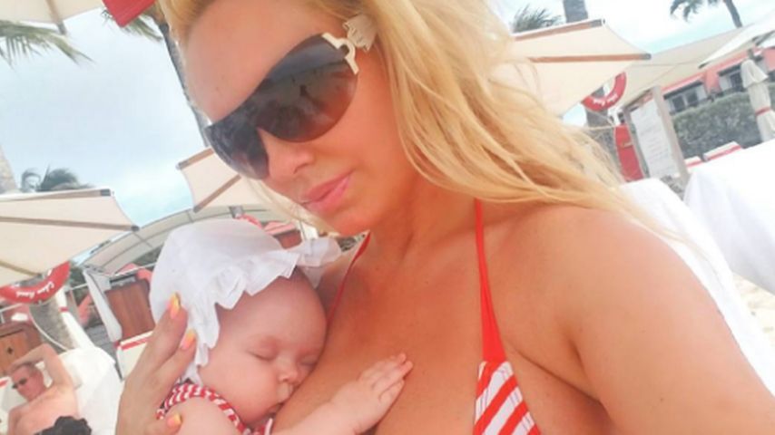 Coco Austin und Baby Chanel Nicole im Partnerlook am Strand