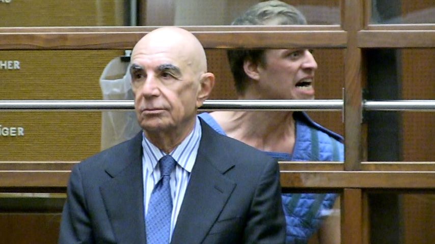 Conrad Hilton (hinten) mit seinem Anwalt Robert Shapiro im Gericht