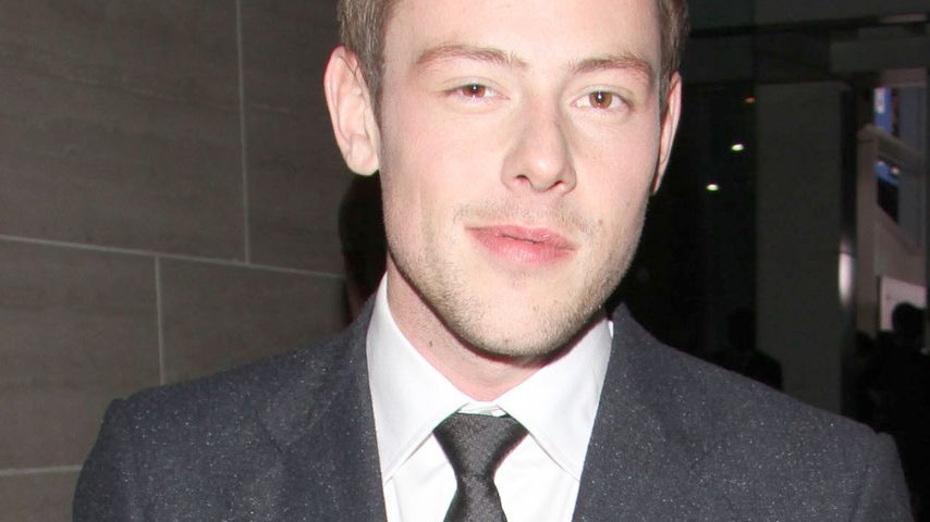 Cory Monteith schreibt Autogramme
