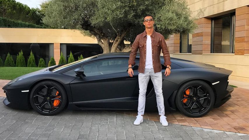 Cristiano Ronaldo vor seinem Lamborghini