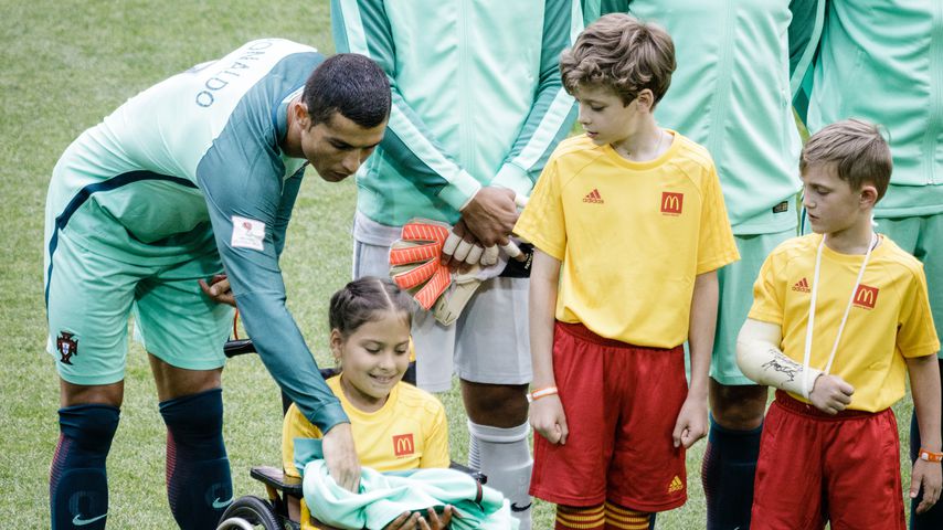Cristiano Ronaldo mit Einlaufkind beim Confed Cup