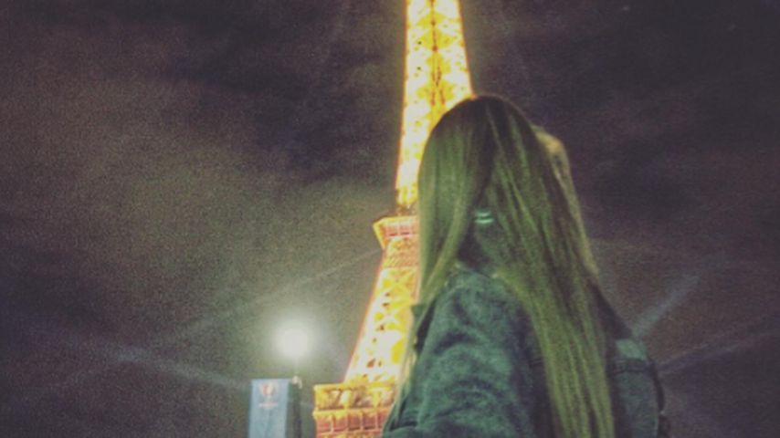 Dagi Bee während einer Frankreich-Reise vor dem Eiffelturm in Paris