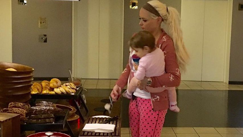 Daniela Katzenberger mit Töchterchen Sophia auf dem Arm