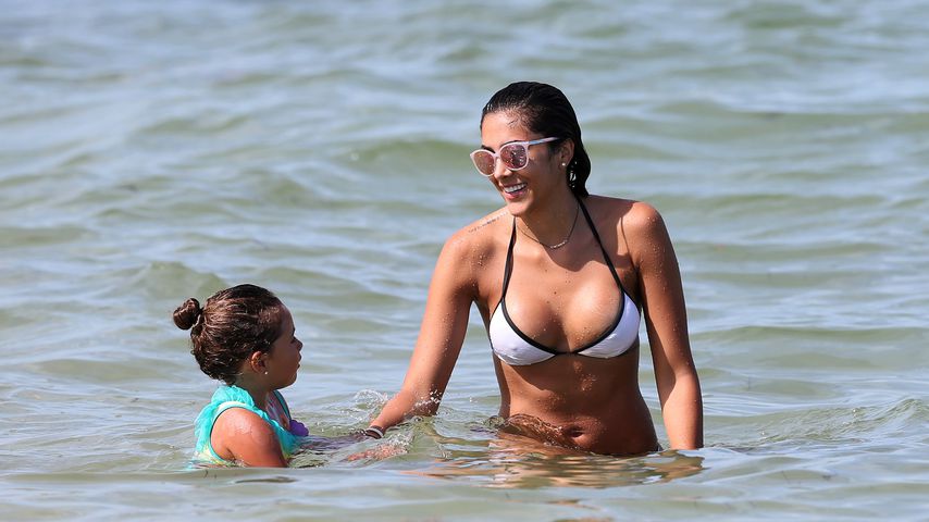 Daniela Ospina mit ihrer Tochter Salomé in Miami Beach