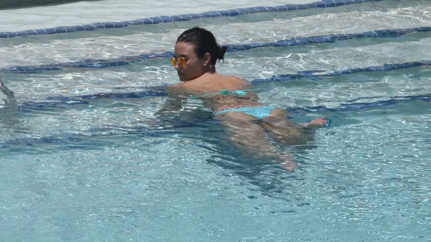 Demi Lovato im Pool