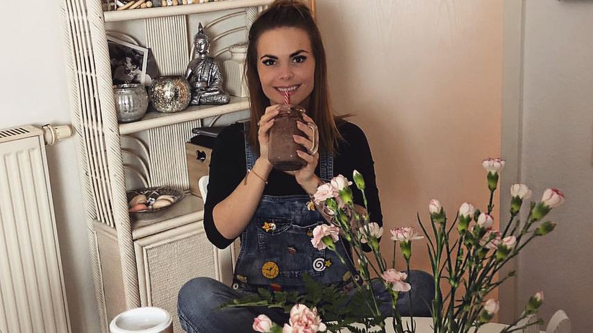 XXL-Shirts, Latzhose & Co.: So vesteckt Denise den Babybauch