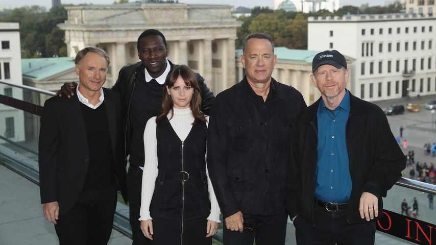 Dan Brown, Omar Sy, Felicity Jones, Tom Hanks und Ron Howard vor dem Brandenburger Tor, 2016