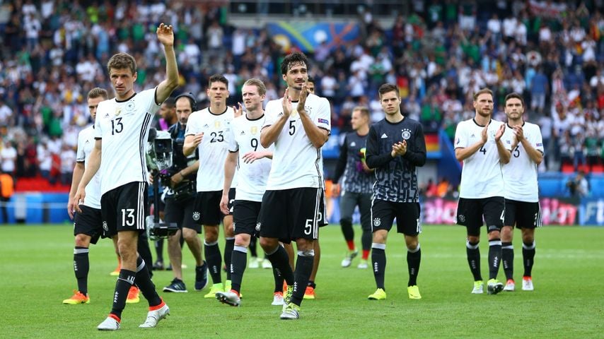 Die deutschen Nationalspieler feiern den Sieg gegen Nordirland bei der EM 2016
