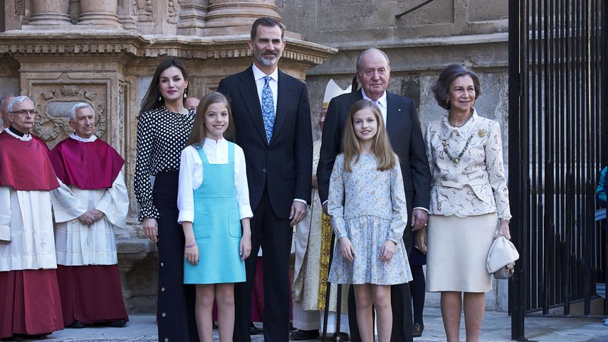 Königin Letizia und König Felipe mit ihren Töchtern Leonor und Sofía und dem ehemaligen Königspaar