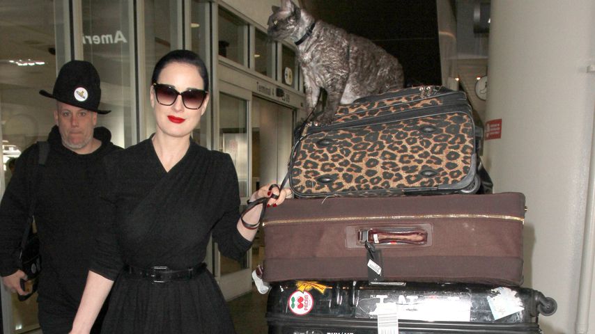Größer als sie selbst: Dita Von Teese reist mit XXL-Gepäck!