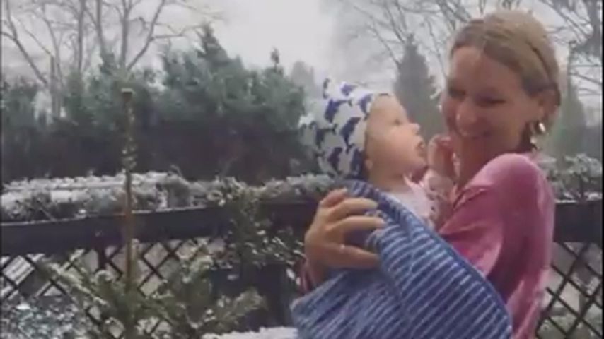 Emil-Ocean mit Mama Janni Hönscheid im Schnee