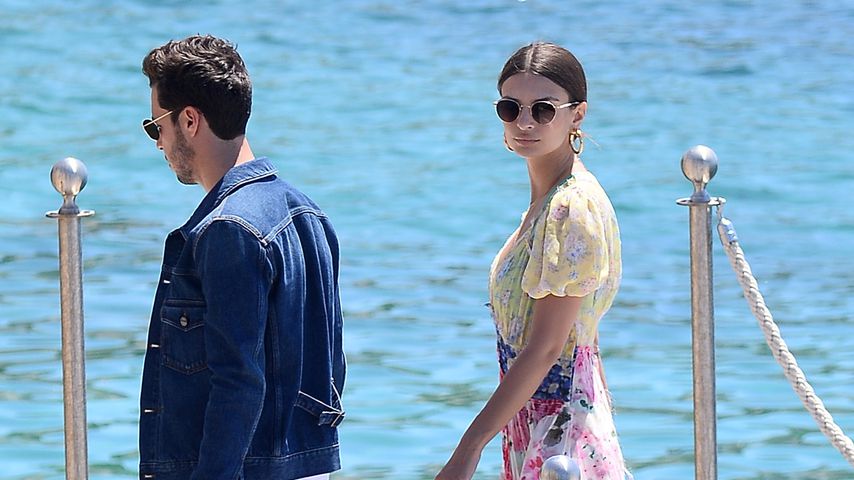 Emily Ratajkowski bei ihrer Ankunft in Cannes