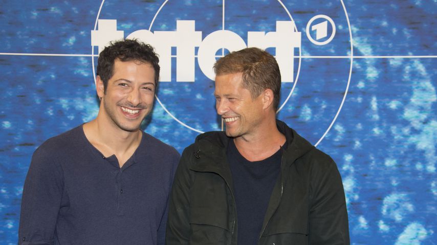 Fahri Yardim und Til Schweiger bei einem "Tatort"-Pressetermin in Hamburg