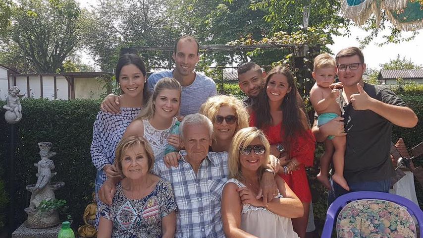 Sarah Lombardi mit ihrer Familie und Freund Michal (2. Reihe, 3. v. l.)
