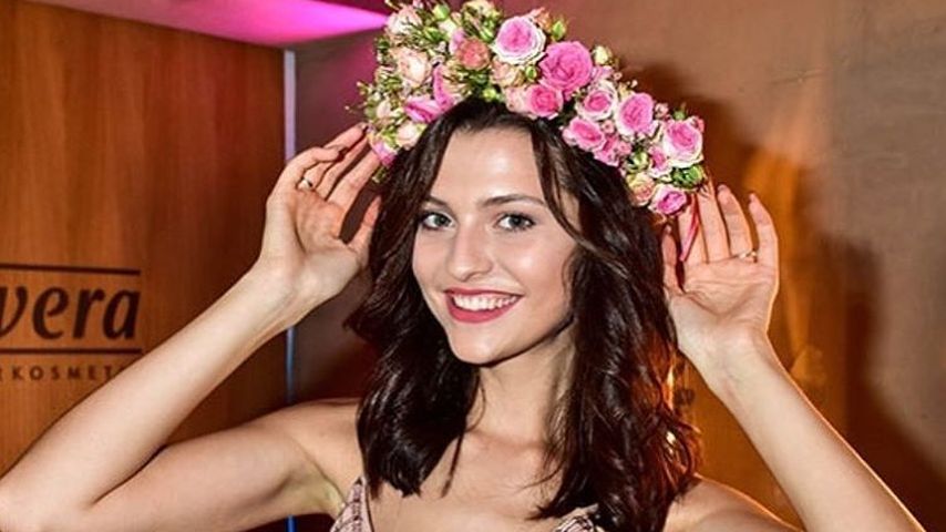GNTM-Kandidatin Fata Hasanović mit Blumen-Haarkranz