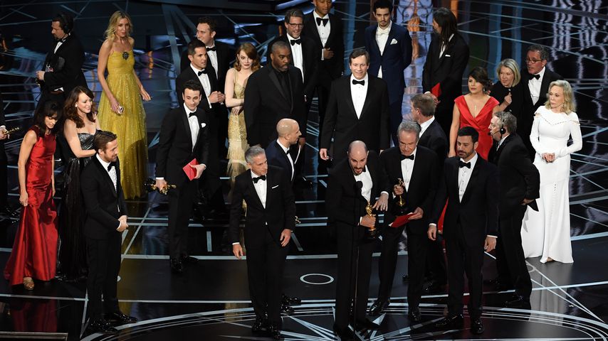Jordan Horowitz übergibt den Titel "Bester Film" an "Moonlight"