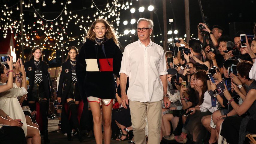 Gigi Hadid und Tommy Hilfiger während einer Fashion-Show in NYC
