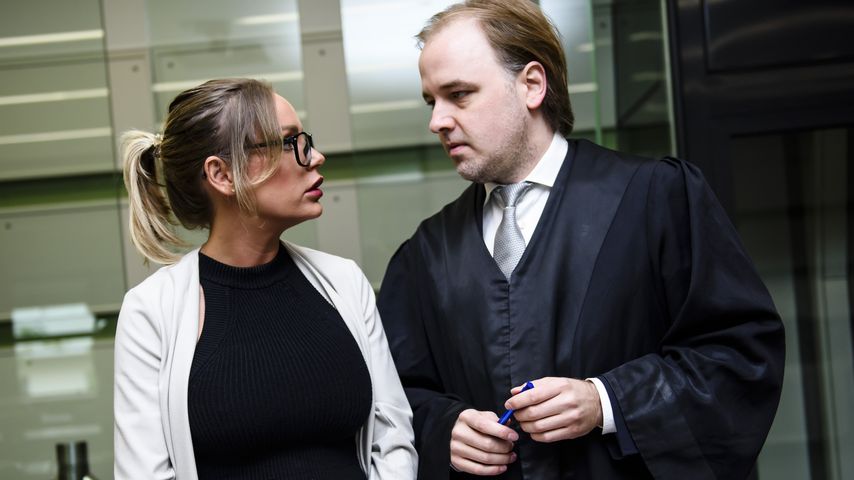 Gina-Lisa Lohfink und ihr Anwalt Burkhard Benecken im Amtsgericht Tiergarten
