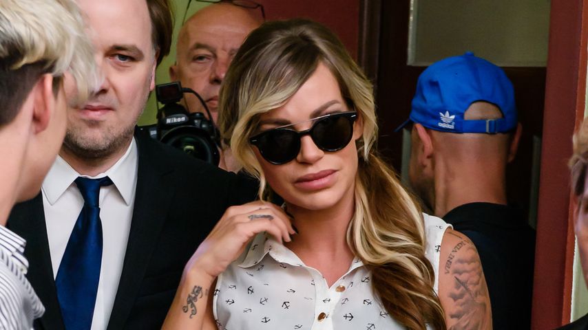 Gina-Lisa Lohfink vor dem Gerichtsgebäude in Berlin