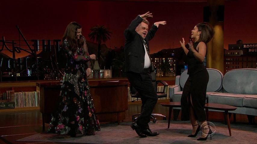 Idina Menzel, James Corden und Gina Rodriguez beim Tanzen in der "The Late Late Show"