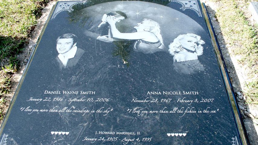 Grabstein von Anna Nicole Smith und Sohn Daniel auf dem Friedhof in Nassau (Bahamas)