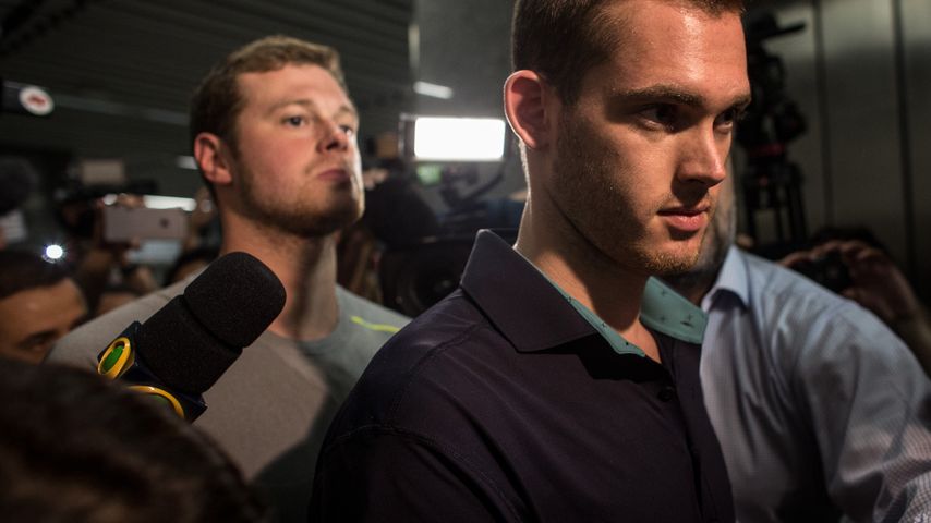 Gunnar Bentz und Jack Conger beim Verlassen der Polizeistation in Rio