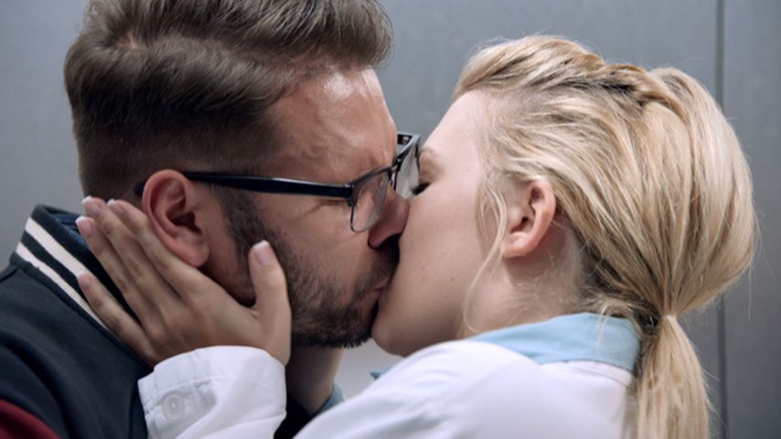 GZSZ-Tuner und Lilly küssen sich
