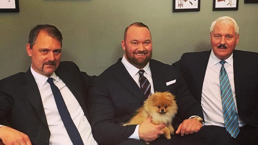 Hafthor Julius Björnsson mit seinem Hund