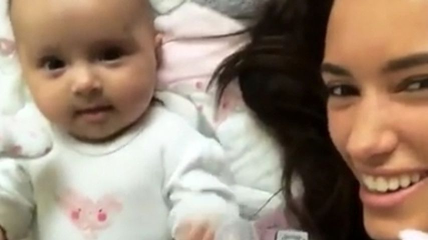 Kicher-Alarm: So süß spielt Hanna Weig mit ihrer Delia!