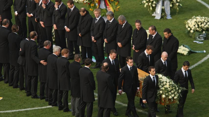Die Hannover-96-Mitglieder beim Gedenkgottesdienst für Robert Enke 2009