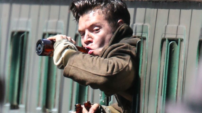 Harry Styles mit Bier am Set von "Dunkirk"