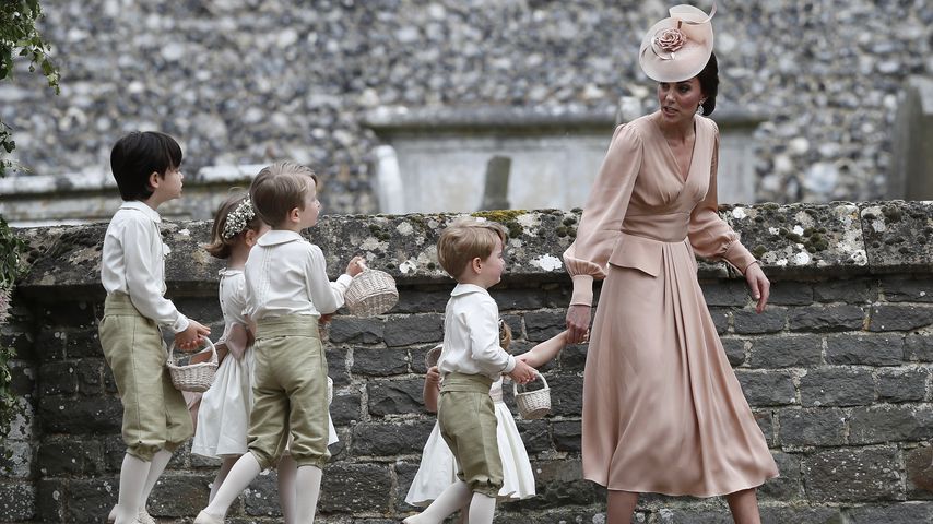 Herzogin Kate mit den Blumenkindern & Prinz George (vorne) bei der Middleton-Hochzeit
