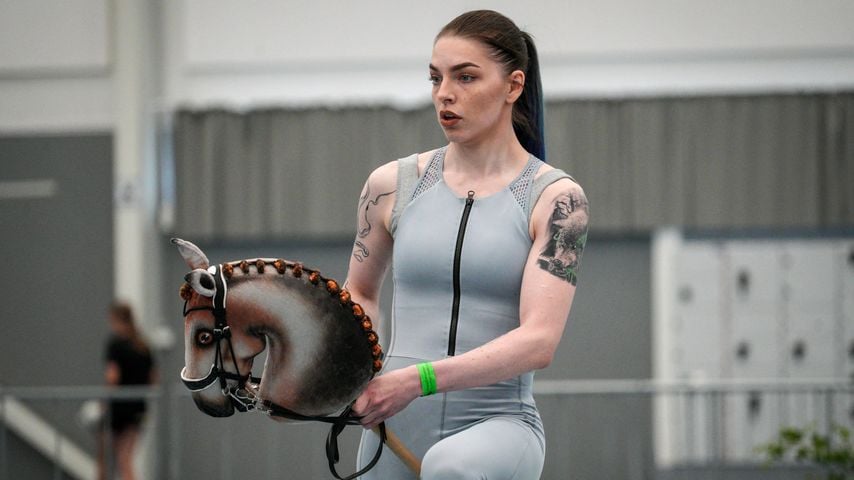 Teilnehmerin der finnischen Hobbyhorse-Meisterschaften 2024 in Seinäjoki