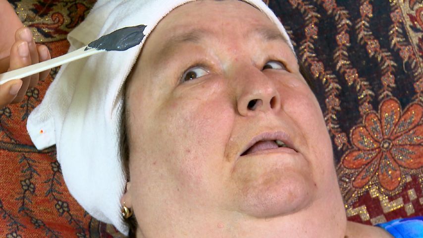 Irene bei Schlammbehandlung in Thailand