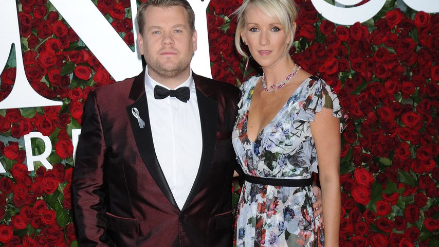 James Corden und seine Frau Julia Carey posieren bei den Tony Awards 2016 in New York