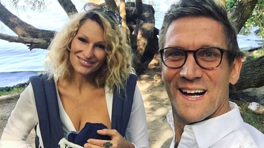 Janni Hönscheid und Peer Kusmagk mit Baby Emil-Ocean im Wald