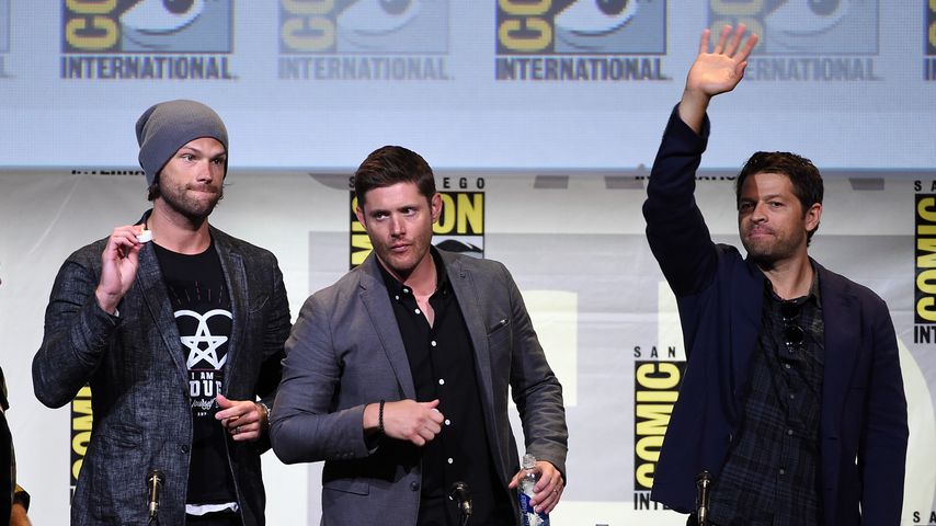 Jared Padalecki, Jensen Ackles und Misha Collins albern bei einer "Supernatural" Präsentation herum