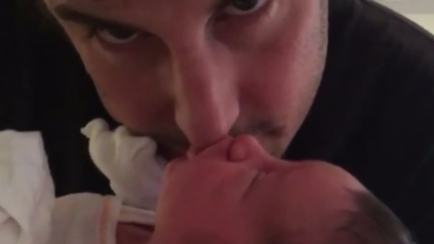 Mega-Hunger? Jason Biggs' Baby Lazlo nuckelt an Papas Nase