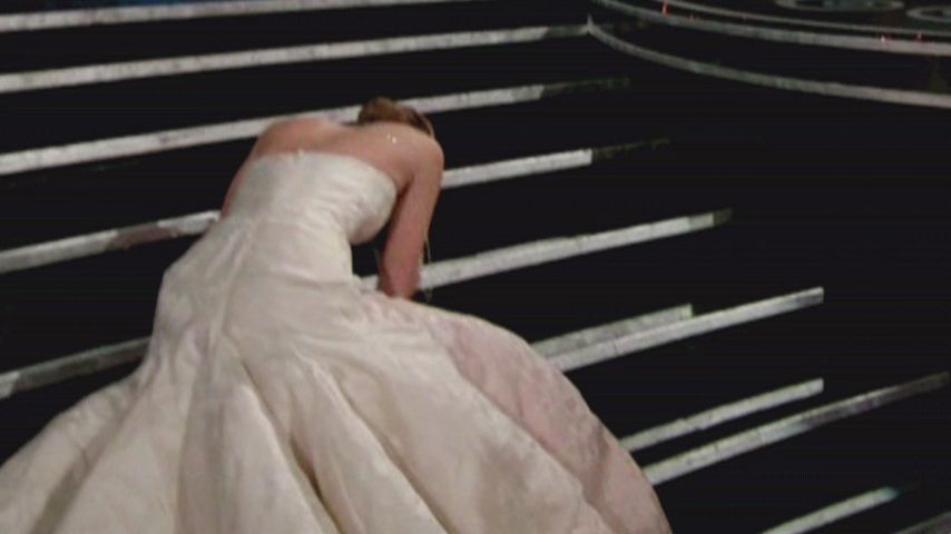Jennifer Lawrence stolpert beim Oscar 2013
