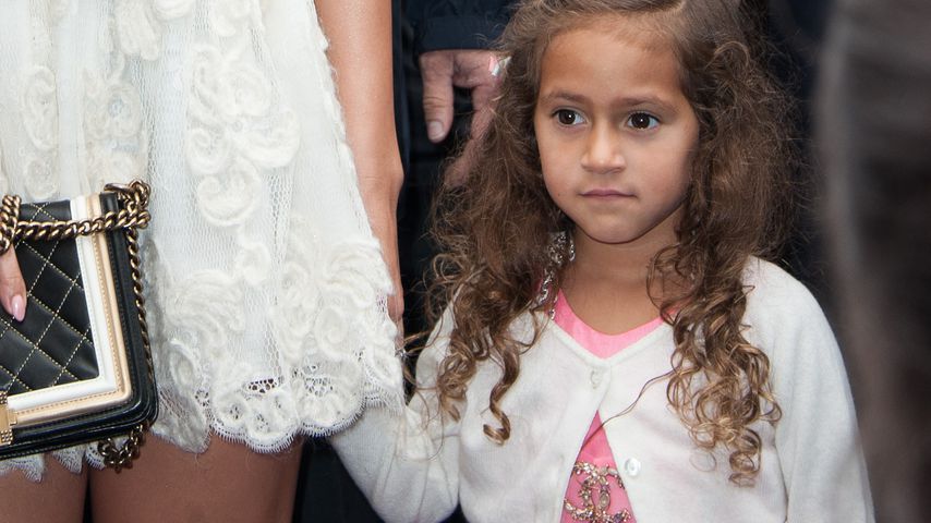 Jennifer Lopez und Emme Maribel Muñiz bei der Paris Fashion Week