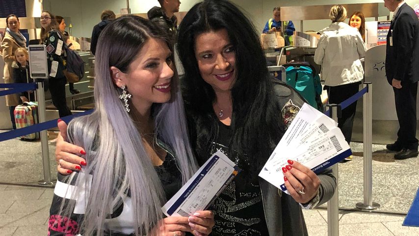 Jenny Frankhauser mit Iris Klein am Flughafen in Frankfurt am Main