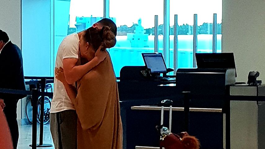 Turtelei am Flughafen: Hier schmust Jessi Paszka mit Ajdin!